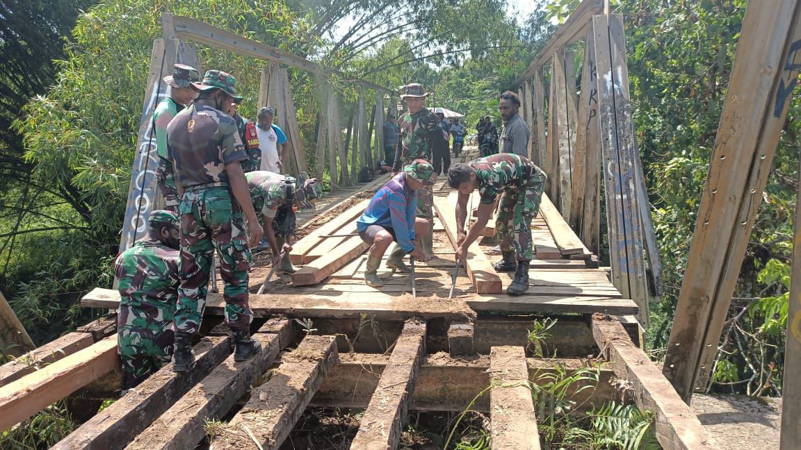 TNI Dan Warga Perbaiki Jembatan Oga Awayanka Di Boven Digoel Papua