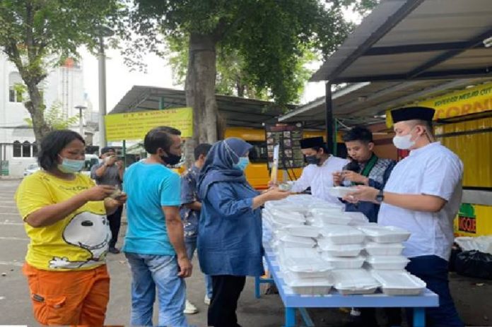 PB HMI bersama ISYEF Dan BSI Muda menggelar aksi berbagi nasi kota murah untuk kau dhuafa