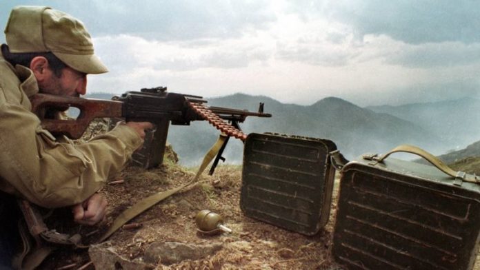 Pasukan Armenia berusaha mengusir tentara Azerbaijan dari Nagorno-Karabakh tahun 1990-an.