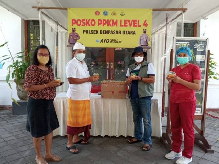 Pemberian bantuan loloh kepada Satgas Covid-19 Kota Denpasar