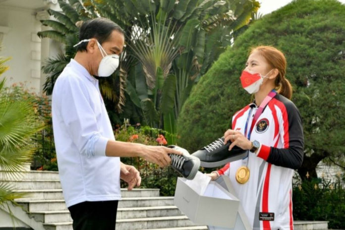 Presiden Joko Widodo beli sepatu milik Greysia Polii