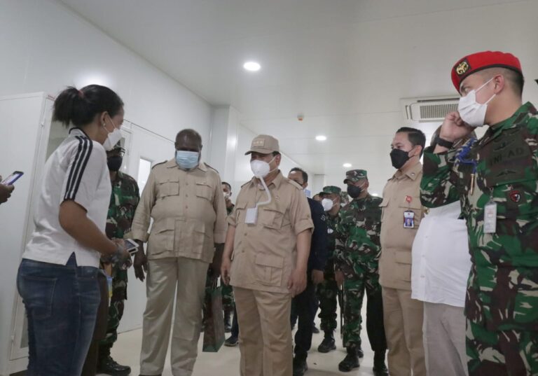 Prabowo (tengah bertopi) saat melihat RS Modular LB Moerdani