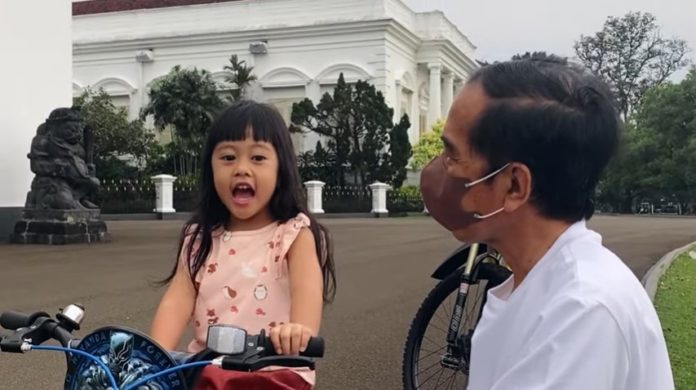 Presiden Jokowi dengarkan Sedah Mirah menyanyi