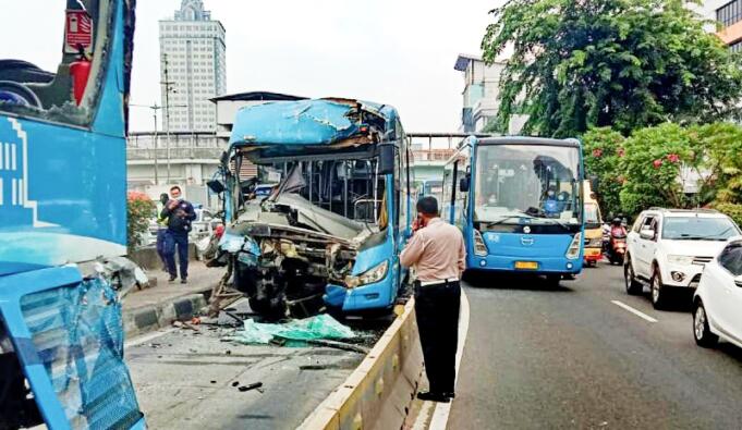 kecelakaan bus transjakarta