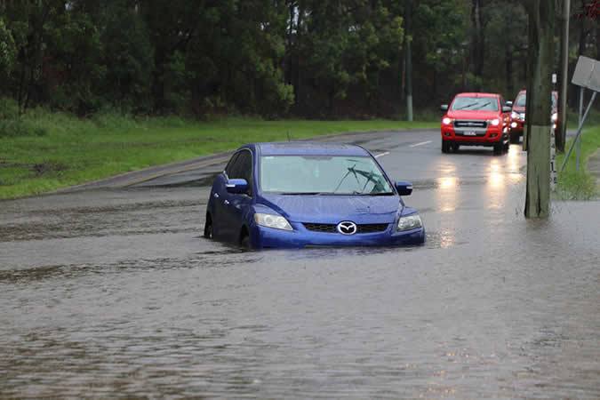 ilustrasi mobil terobos banjir