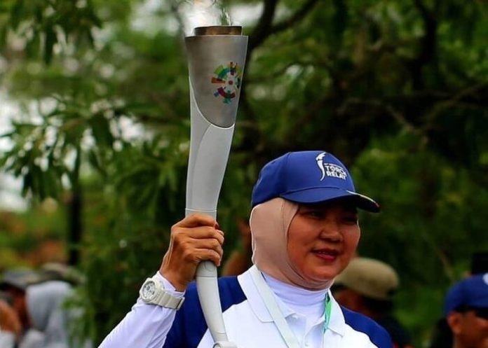 Legenda bulu tangkis Indonesia Verawaty Fajrin saat sedang membawa obor jelang Asian Games 2018 mendampingi Presiden Joko Widodo.