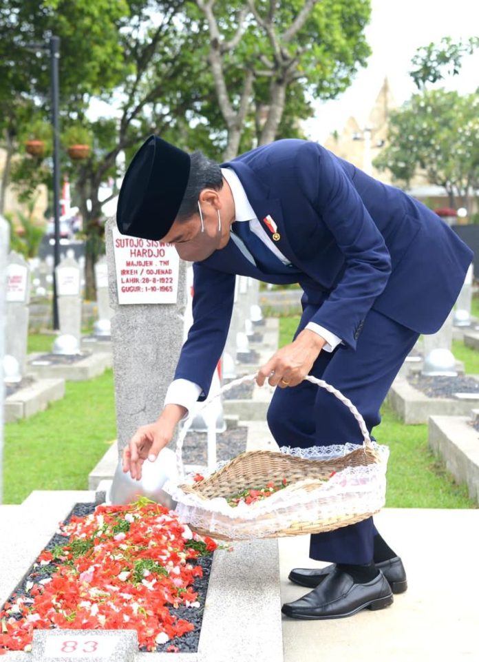 Presiden Jokowi tabur bunga di makam korban G30S Jenderal Sutoyo