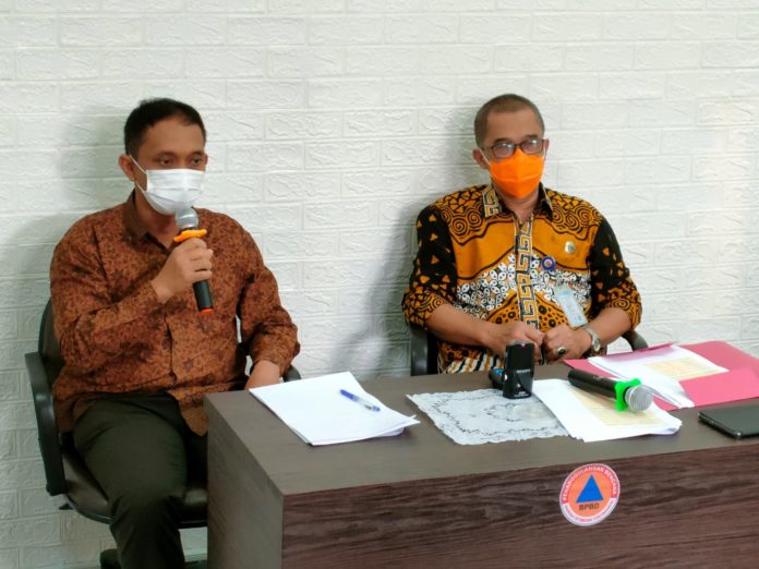 Kepala Pelaksana Badan Penanggulangan Bencana Daerah Biwara Yuswantana (kiri) bersama Kepala Bidang Penanganan Darurat Lilik Andi Aryanto (Fauzul Abraar)