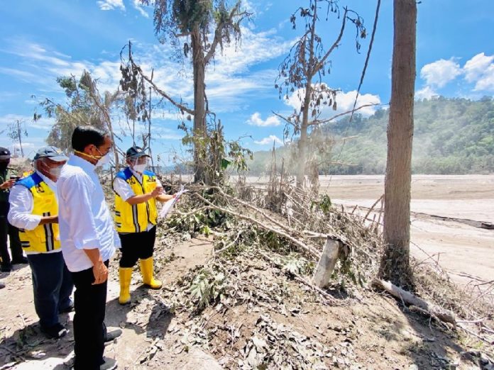 Presiden Jokowi meninjau langsung lokasi terdampak erupsi Gunung Semeru, di Kabupaten, Lumajang, Jatim, Selasa (07/12/2021). (Foto: BPMI Setpres)
