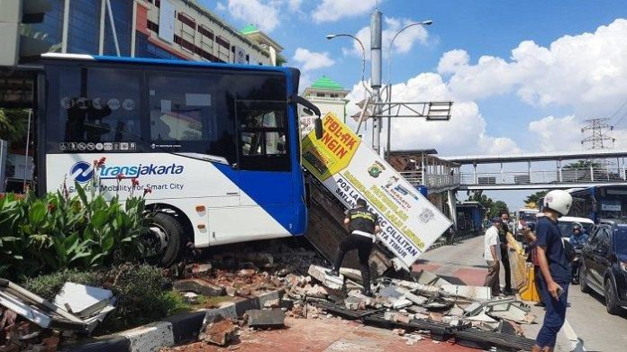 Pospol PGC di Cililitan ditabrak bus Transjakarta