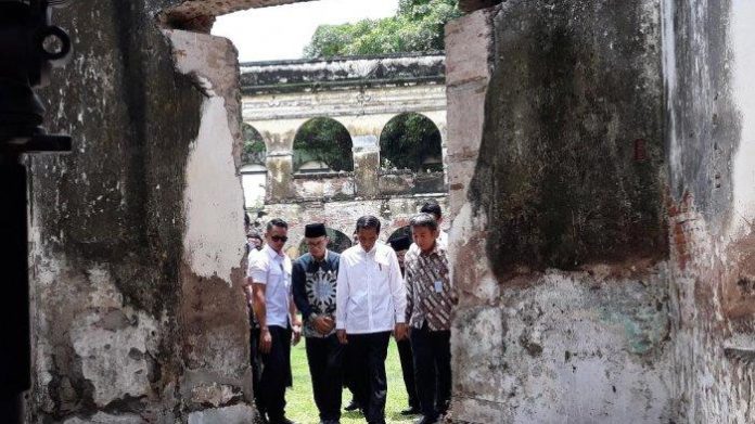 Presiden Joko Widodo mengunjungi Benteng Pendem di Ngawi yang bakal direstorasi