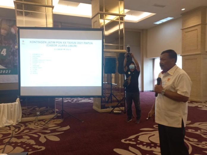 Wakil I Ketua Umum Komite Olahraga Nasional Indonesia (KONI) Pusat, Mayjen TNI Purn Dr.Suwarno memberikan masukan-masukan sebagai bahan evaluasi KONI Jawa Timur, di Hotel Wyndham Surabaya City Centre, Kamis 2 Desember 2021.