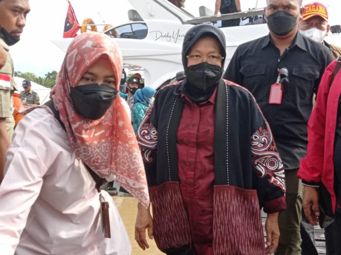 Menteri Sosial Tri Rismaharini melakukan peninjauan ke lokasi bencana banjir di Sembakung, Kabupaten Nunukan, Provinsi Kalimantan Utara