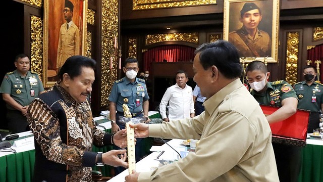 Prabowo memberikan keris ke mantan Kepala BIN Hendropriyono