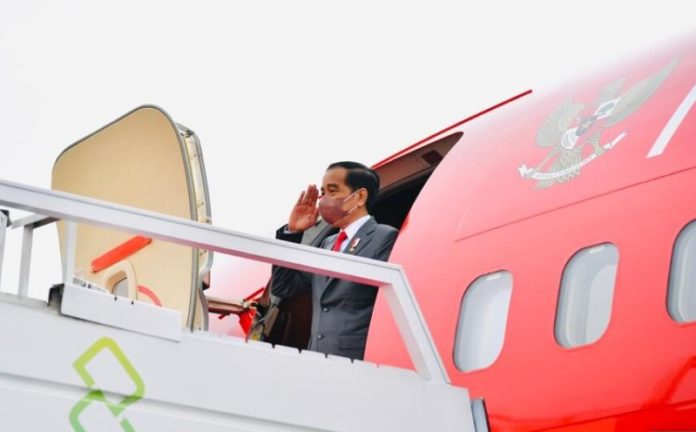 Presiden Jokowi saat bertolak ke Bandung