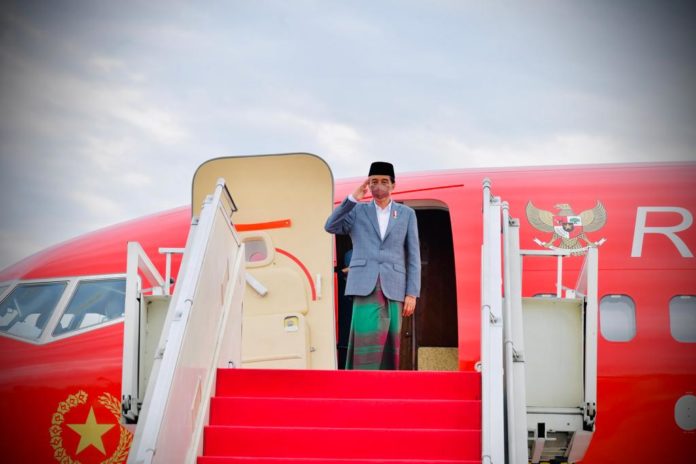 Presiden pakai sarung hijau terbang ke Kalimantan Timur