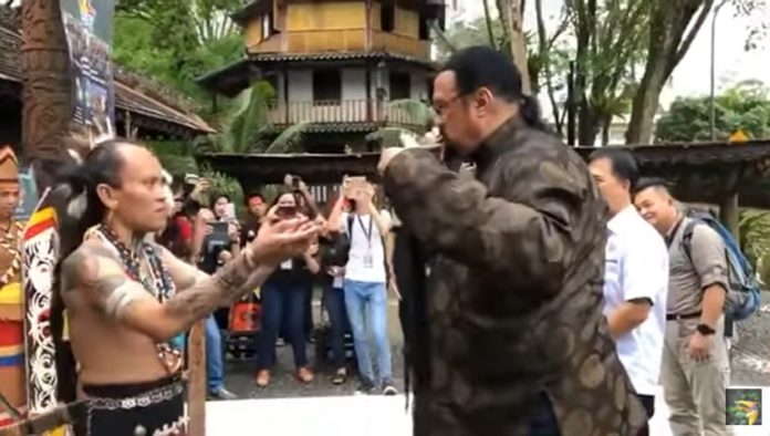 Steven Seagal saat cium mandau Dayak