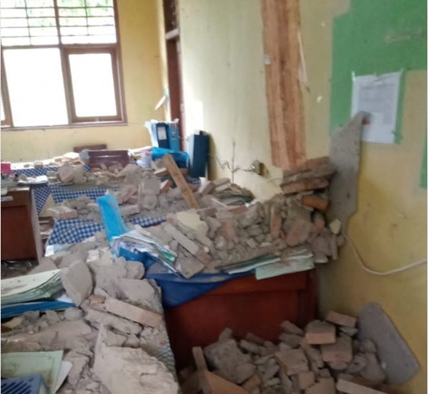 Tembok ruang sekolah hancur karena Gempa Banten, Jumat 14 Januari 2022
