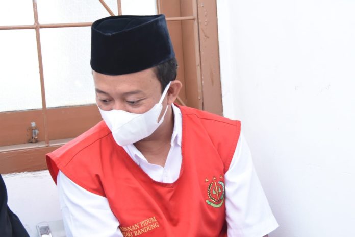 Terdakwa pelaku rudapaksa Herry Wirawan dituntut hukuman mati dan kebiri kimia