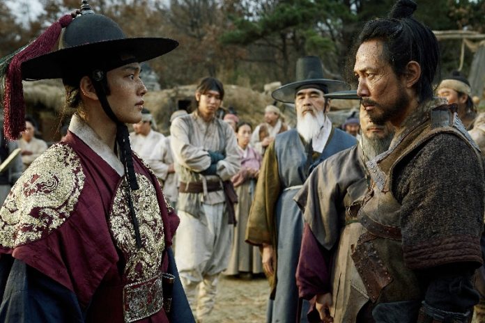 Jenderal Gwan Yul yang Yoo Jin Go (kiri) dalam Film Warrior of The Dawn