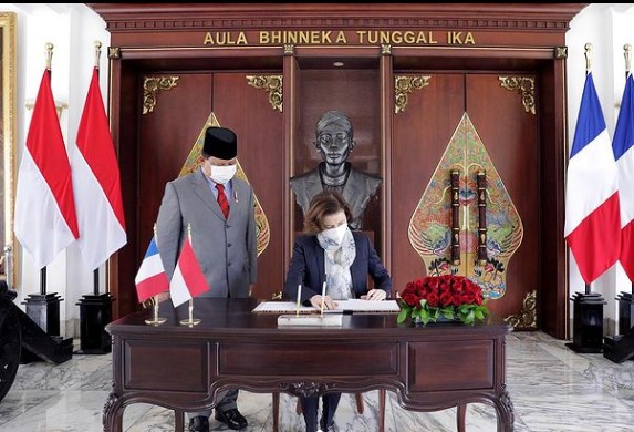 Prabowo saat menyambut Florence Parly