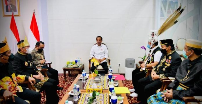 Presiden Joko Widodo menggelar pertemuan dengan sejumlah tokoh masyarakat dan adat Kalimantan Timur di Bandar Udara Internasional Sultan Aji Muhammad Sulaiman, Kota Balikpapan, pada Senin, 31 Januari 2022. Foto: BPMI Setpres/Laily Rachev
