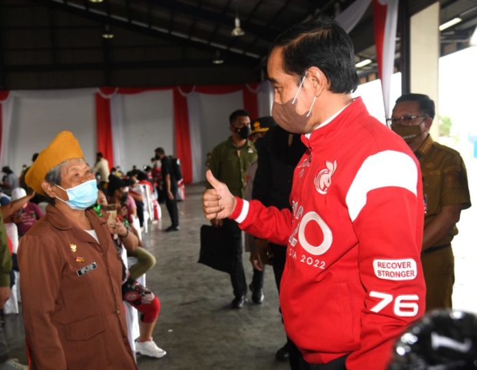 Presiden Jokowi saat tinjau vaksinasi di Kota Bitung Sulut.