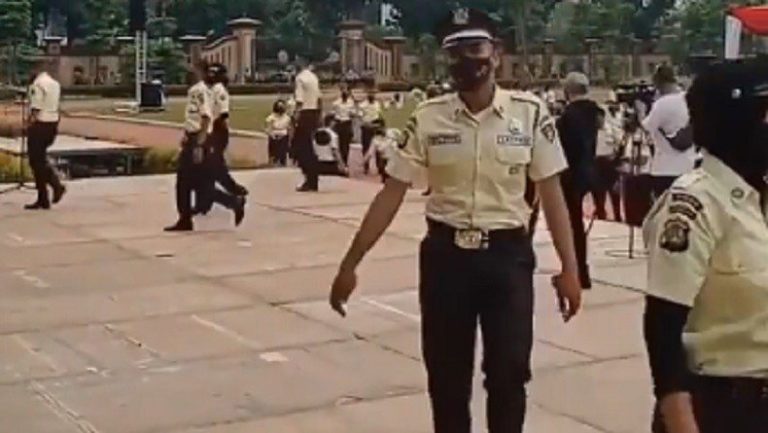 Kembali Berganti, Seragam Satpam Berwarna Krem Digunakan Tahun 2023