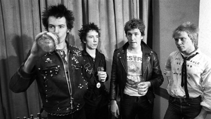 Personel Sex Pistol Sid Vacious (kiri) Steve Jones (gitaris), Rotten (vokal) dan Paul Cook (drummer)
