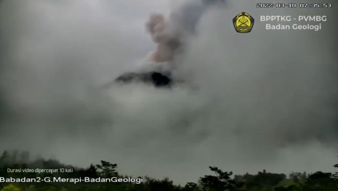 Detik-detik Gunung Merapi keluarkan awan panas sejauh 5 kilometer