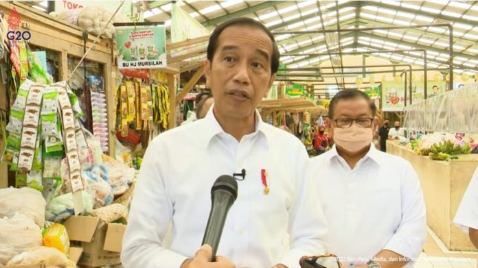 Presiden Jokowi di pasar Magelang