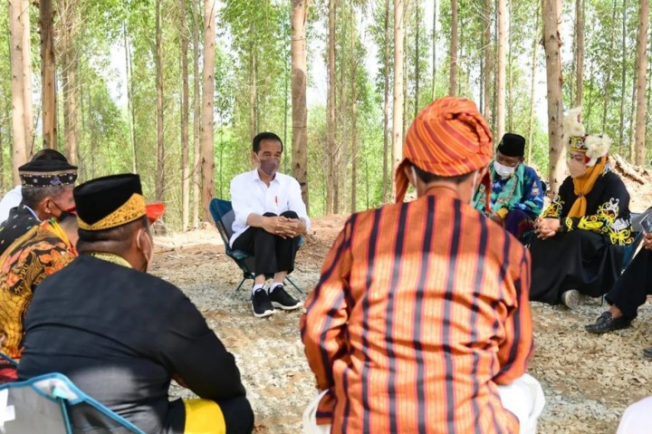 Ini Pesan Khusus Jokowi Saat Bertemu Tokoh Adat Dayak Di IKN - Minews ID