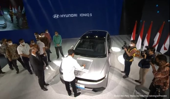 Presiden Jokowi tandatangani Hyundai Ioniq 5