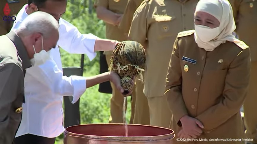Saat presiden jokowi tuangkan air dari Sumur Upas bekas Majapahit