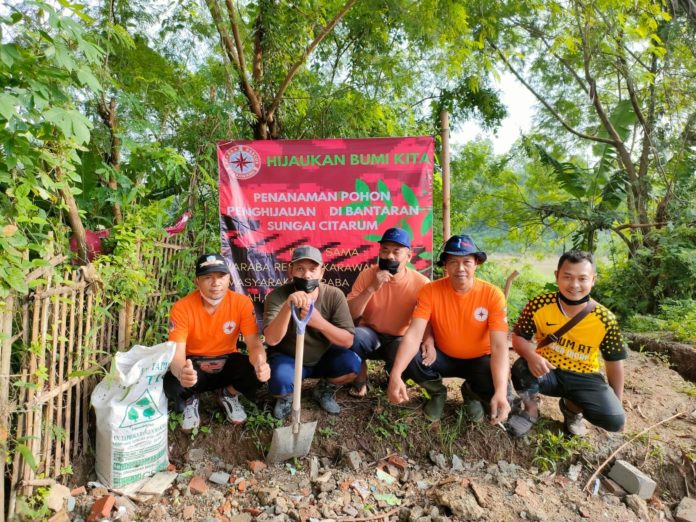 Tim Karaba Rescue dan Satgas Citarum Harum hijaukan bantaran sungai