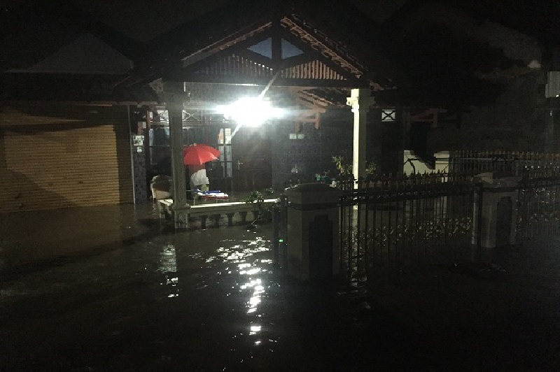 Hujan Deras, 2 Wilayah Di Bekasi Tergenang Banjir - Minews ID