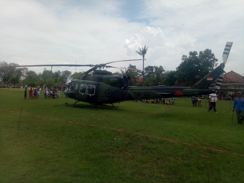 Mesin Bermasalah, Helikopter Mendarat Darurat Di Lapangan Sepak Bola ...