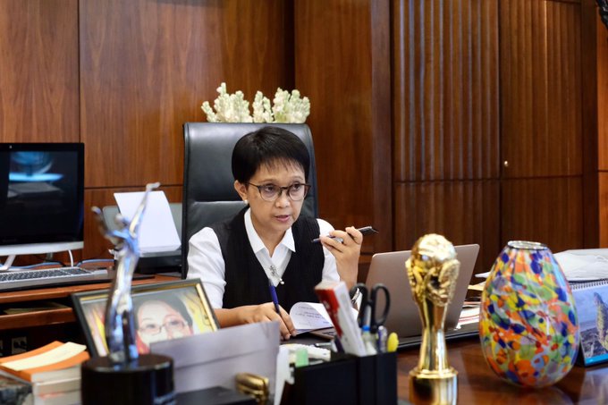 Menlu Retno Marsudi saat bertelpon dengan Menlu Ukraina1