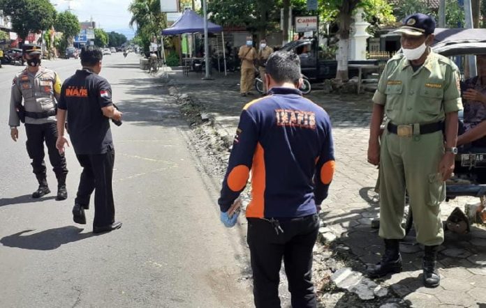 Jajaran Polda DIY menggelar olah TKP kasus kejahatan jalanan yang menewaskan seorang remaja di Jalan Gedongkuning, Kotagede, Yogya. (M Fauzul Abraar/Minews)