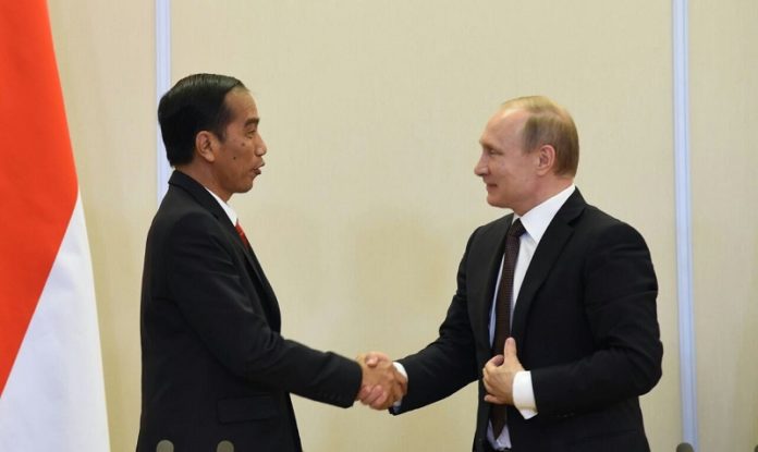 Presiden Jokowi bersalaman dengan Vladimir Putin - Copy