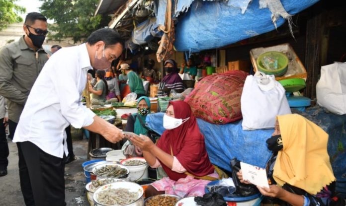 Presiden Jokowi memberikan bantuan kepada pedagang kecil