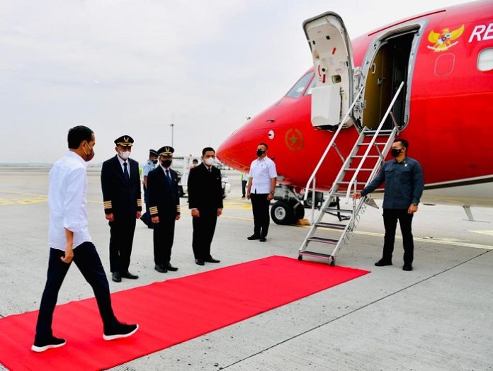 Presiden Jokowi saat akan memasuki pesawat kepresidenan BAe-RJ85