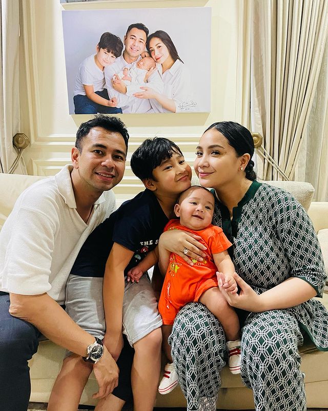 Nagita Slavina dan Rafathar, serta keluarga (Instagram)
