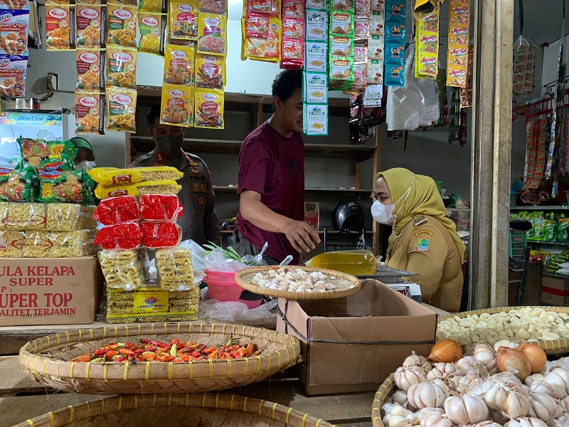 Bupati Karawang Cellica Nurachadiana sidak minyak goreng