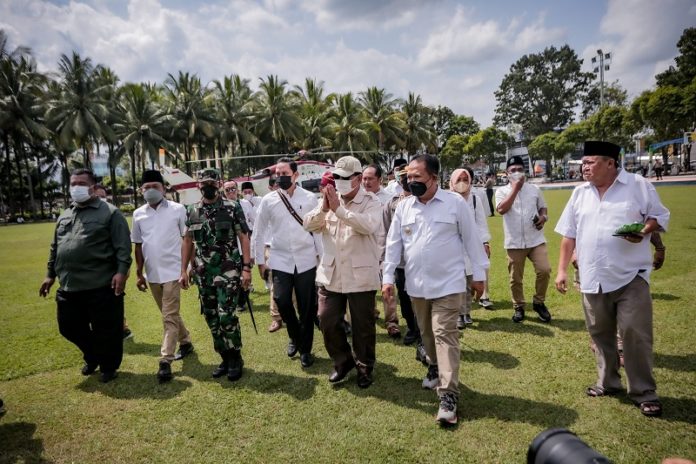 Menhan Prabowo (menangkupkan tangan) saat turun dari helikopter di alun-alun Kota Jember