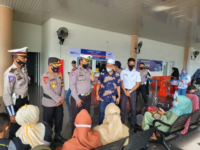 Polisi sedang berdialog dengan wisatawan yang tiba di Kota Sabang