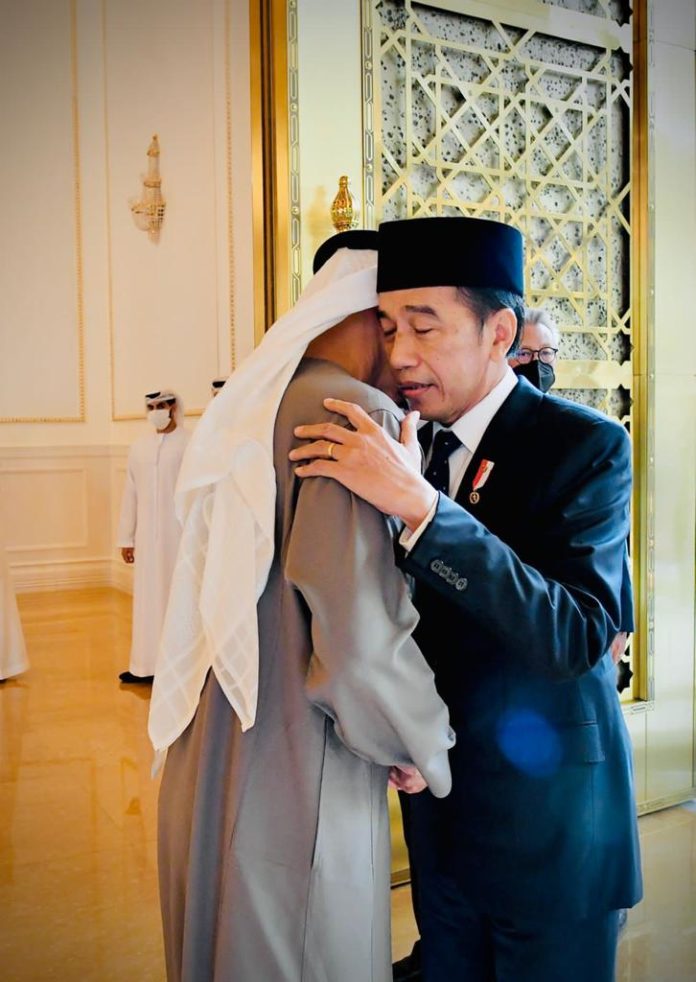 Presiden Jokowi memeluk Mohammad bin Zayed Al Nahyan sampaikan duka cita