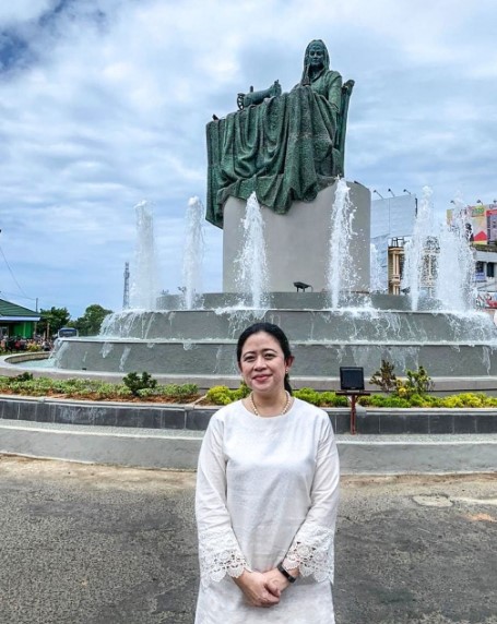 Puan Maharani di depan patung Fatmawati