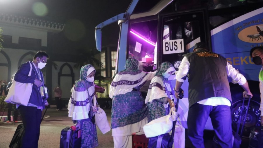 Jemaah haji kloter pertama berangkat dari Pondok Gede ke Soetta