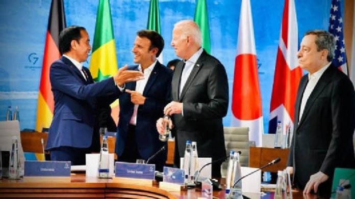 Tiga pemimpin dunia, Presiden Jokowi, Presiden Prancis Emmanuel Macron dan Presiden AS Joe Biden berbicara hangat dan ringan setelah pertemuan kelompok negara-negara maju G-7